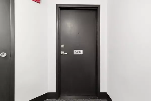 Hamilton, ON L8G 5B8,8 Village Green N/A #208