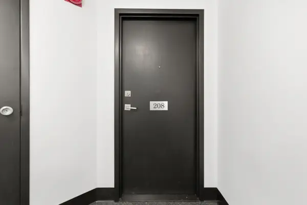 Hamilton, ON L8G 5B8,8 Village Green N/A #208