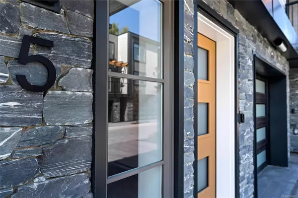 Saanich, BC V8N 1G3,2590 Penrhyn St #5