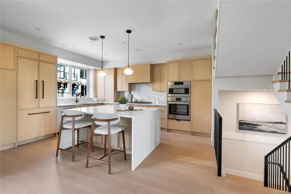 Saanich, BC V8N 1G3,2590 Penrhyn St #13