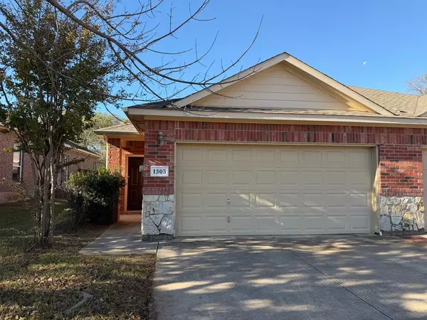 1305 Ravenwood Drive, Mansfield, TX 76063