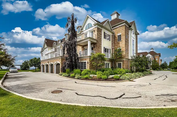 Clarington, ON L1B 0A3,375 Lakebreeze DR #102