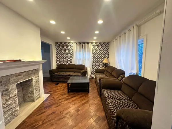 Toronto W10, ON M9V 1H4,15 College ST