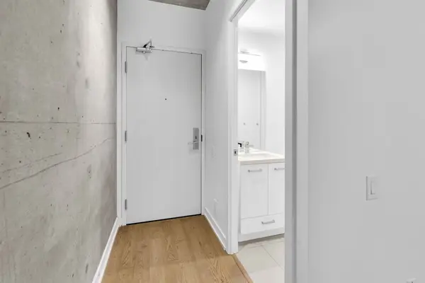 Toronto C01, ON M5V 0M8,39 Brant ST #723