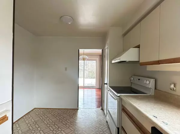 Toronto C15, ON M2J 3M9,63 Cairnside CRES