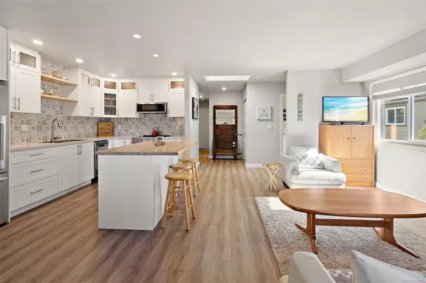 10008 Third St #6, Sidney, BC V8L 3B3