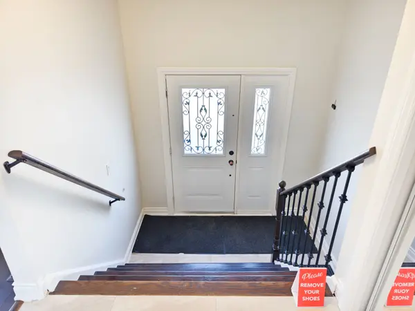 Mississauga, ON L5L 1H7,2615 Windjammer RD #Upper