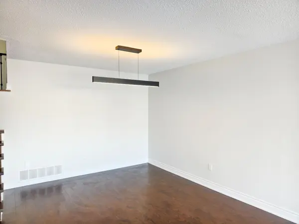 Mississauga, ON L5L 1H7,2615 Windjammer RD #Upper