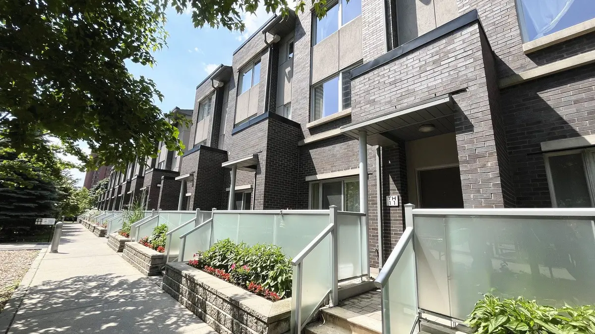 Toronto, ON M1S 0L1,310 Village Green SQ E #11