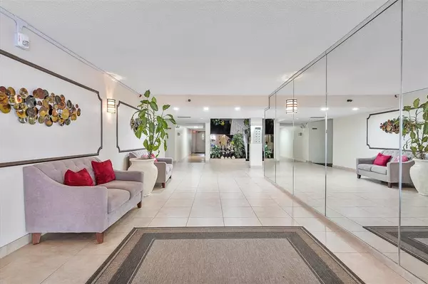 Plantation, FL 33317,6500 Cypress Rd #211