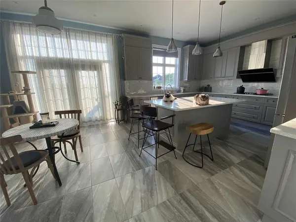 King, ON L7B 0A3,2 Castle Mountain CT