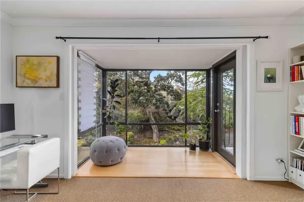 Victoria, BC V8S 3J6,1433 Faircliff Lane #410