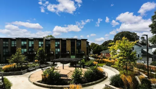 Toronto E10, ON M1E 0B9,1 Falaise RD #221