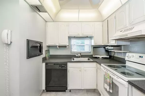 Pembroke Pines, FL 33025,9500 N Hollybrook Lake Dr #109