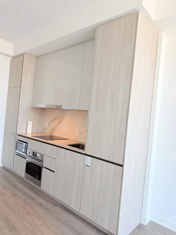 Vaughan, ON L4K 0R2,8 INTERCHANGE WAY #4905