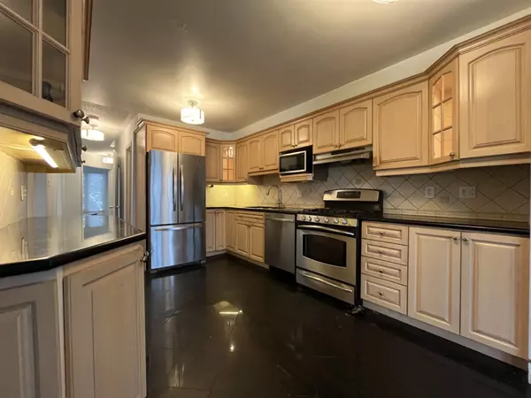 Mississauga, ON L5N 5P5,7132 Harding CRES