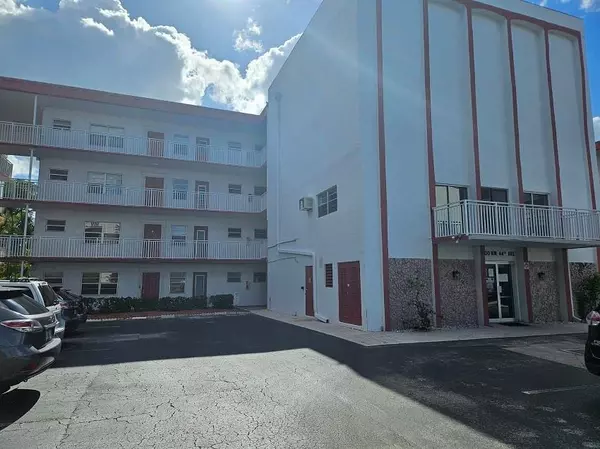 4000 NW 44 Ave #210, Lauderdale Lakes, FL 33319