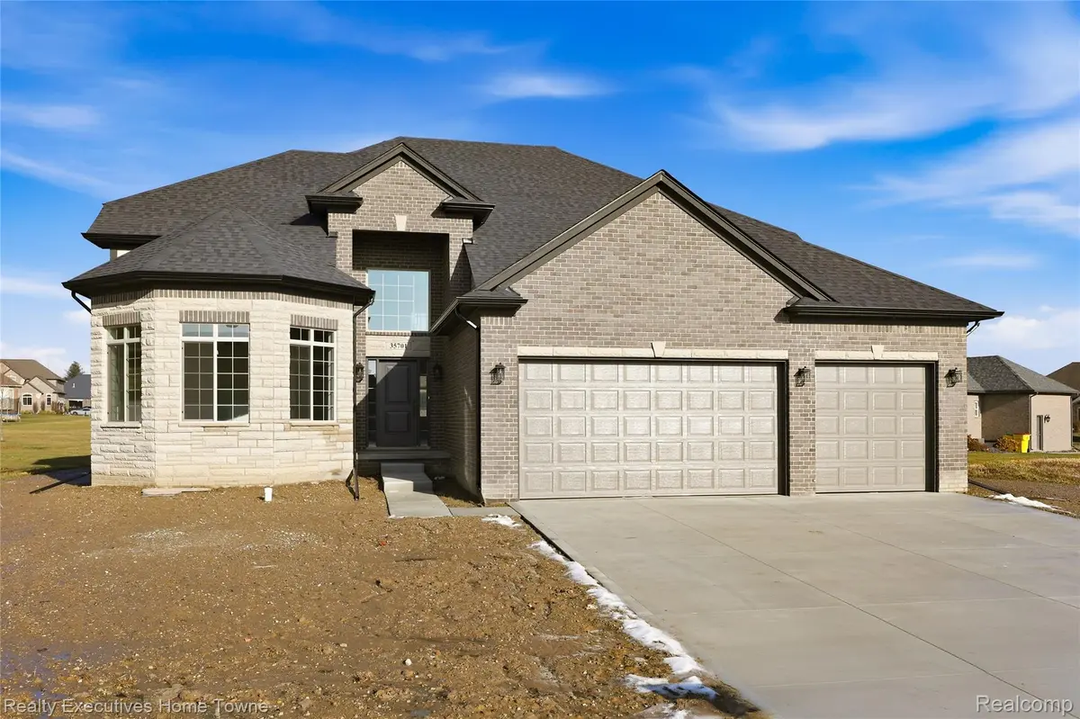 35701 Strongford DR, New Baltimore, MI 48047