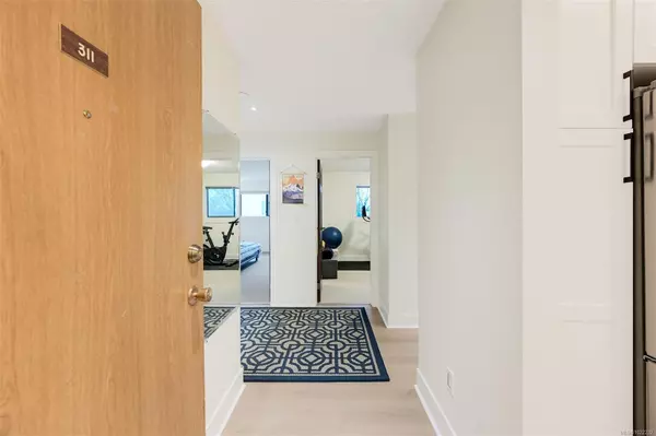 Saanich, BC V8X 4S4,3255 Glasgow Ave #311