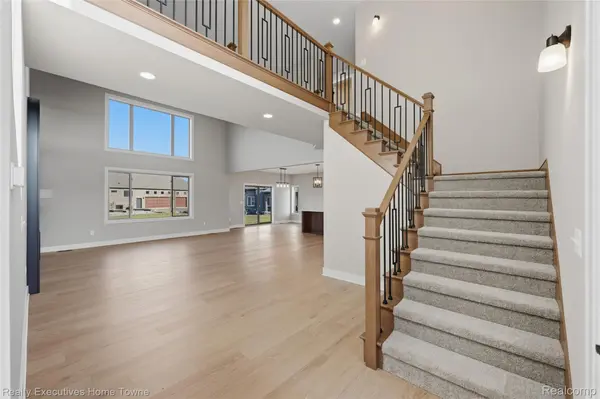 35701 Strongford DR, New Baltimore, MI 48047