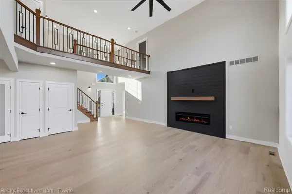 35701 Strongford DR, New Baltimore, MI 48047