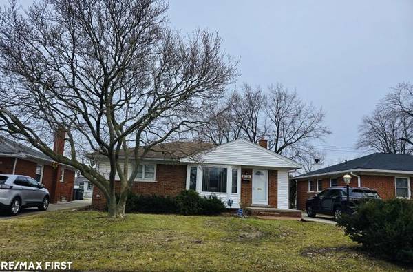 21116 Yale ST, Saint Clair Shores, MI 48081