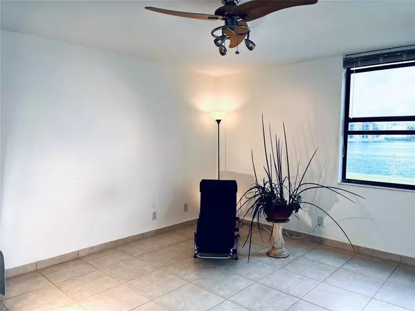 Oakland Park, FL 33309,112 Lake Emerald Dr #107