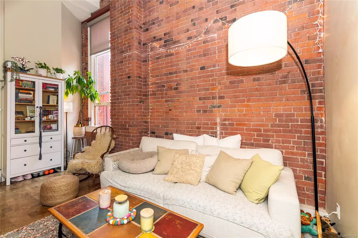 Victoria, BC V8W 1K8,524 Yates St #212