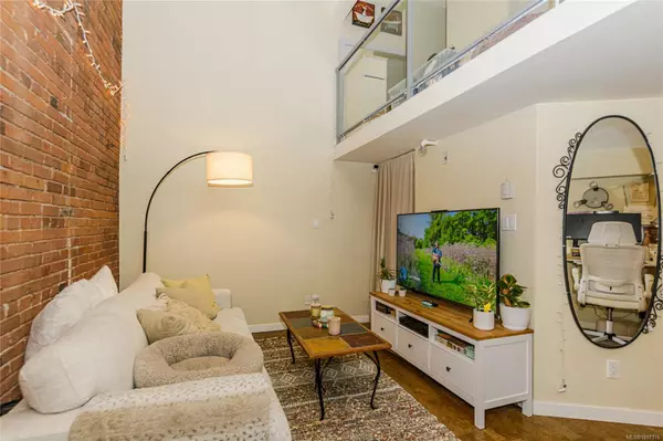 Victoria, BC V8W 1K8,524 Yates St #212