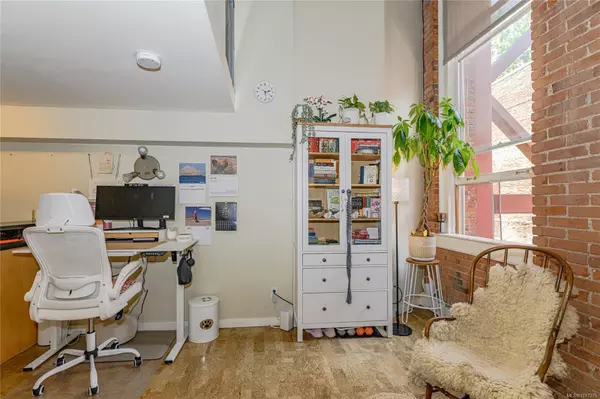 Victoria, BC V8W 1K8,524 Yates St #212