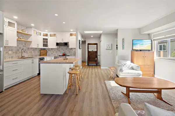 10008 Third St #6, Sidney, BC V8L 3B3