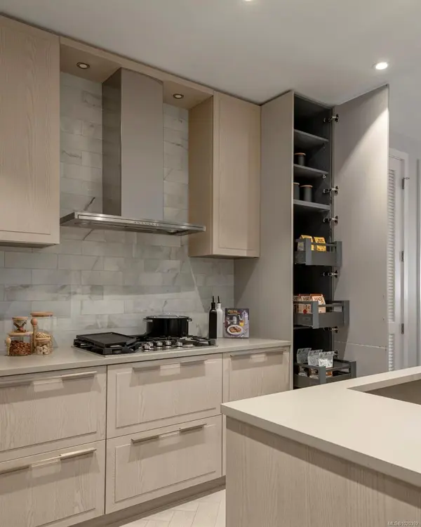 Esquimalt, BC V9A 0K5,427 Lampson St #406