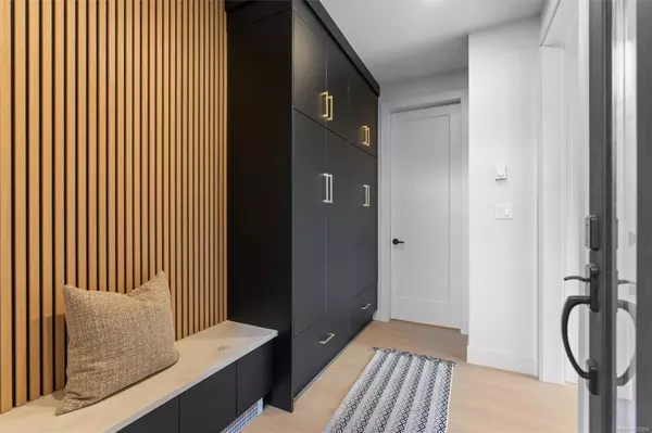 Saanich, BC V8Z 1Y6,588 Whiteside St #1