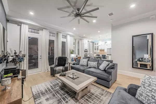 Dallas, TX 75240,7333 Valley View Lane #902