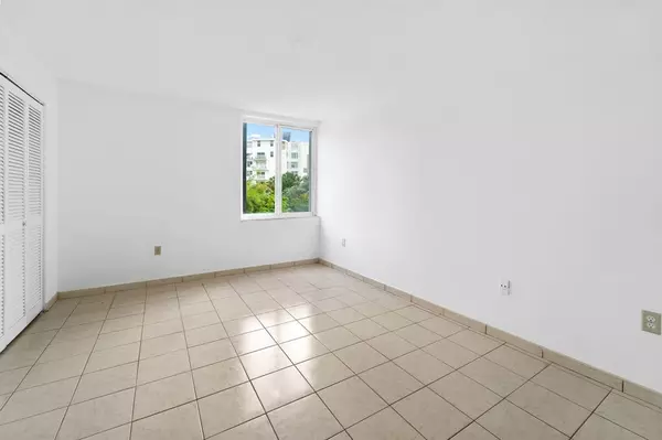 Sunny Isles Beach, FL 33160,250 180th Dr #206