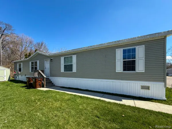 389 Rustic LN N, Belleville, MI 48111