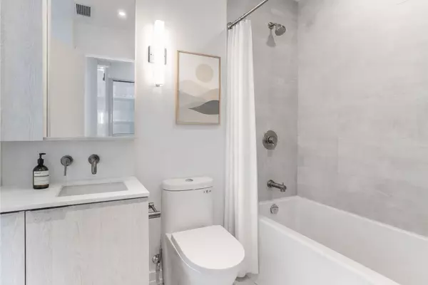 Toronto C10, ON M4P 1V7,110 Broadway AVE #2209S