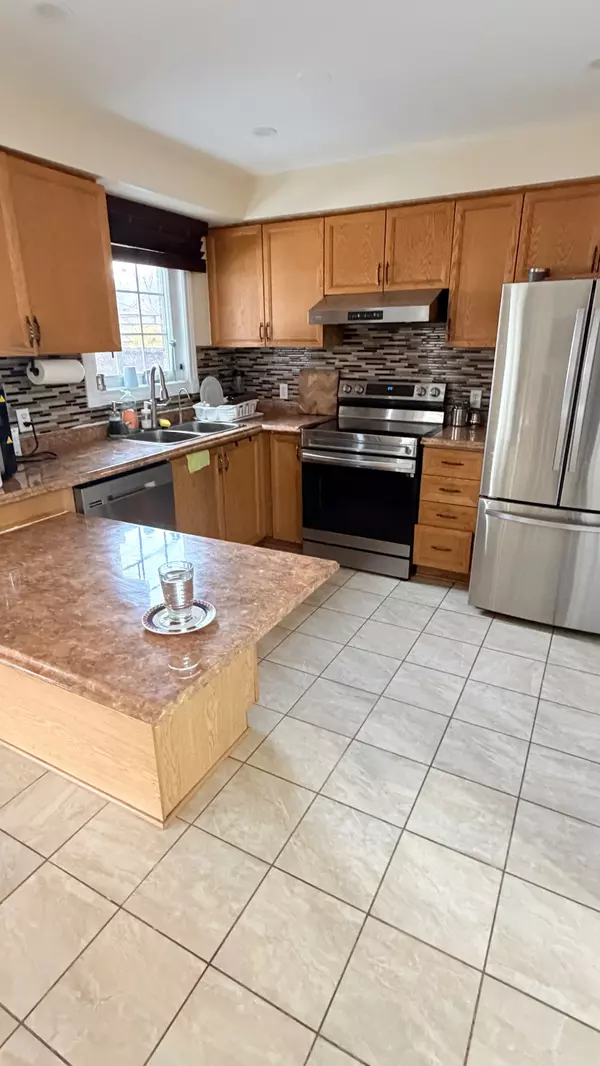 Brampton, ON L6R 1K8,29 Softneedle AVE