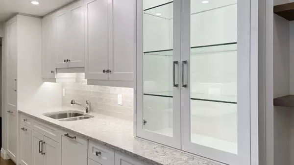 Toronto C02, ON M4V 3A5,47 St Clair AVE W #803