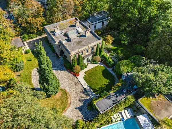 Toronto C02, ON M4V 2M1,1 Edmund Gate