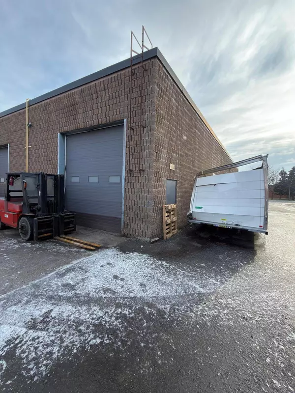 Brampton, ON L6T 4M2,211 Wilkinson RD #8