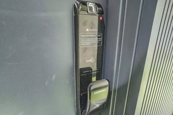 Oakville, ON L6M 5P9,405 Dundas ST W #206