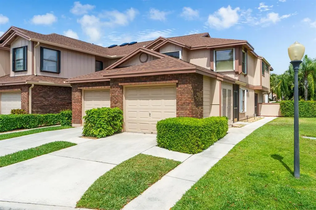 Greenacres, FL 33413,900 Crosswinds Dr #D2