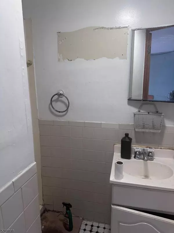 Elizabeth City, NJ 07201,152 Jacques St