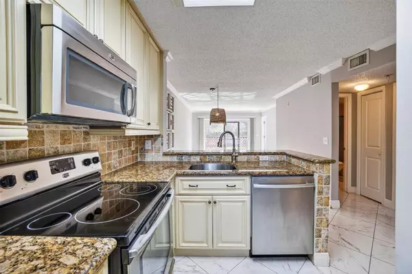 Pompano Beach, FL 33069,2230 N CYPRESS BEND DR #108