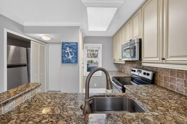 Pompano Beach, FL 33069,2230 N CYPRESS BEND DR #108