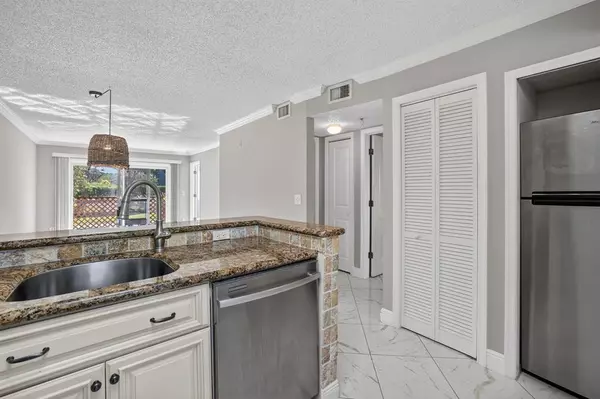 Pompano Beach, FL 33069,2230 N CYPRESS BEND DR #108