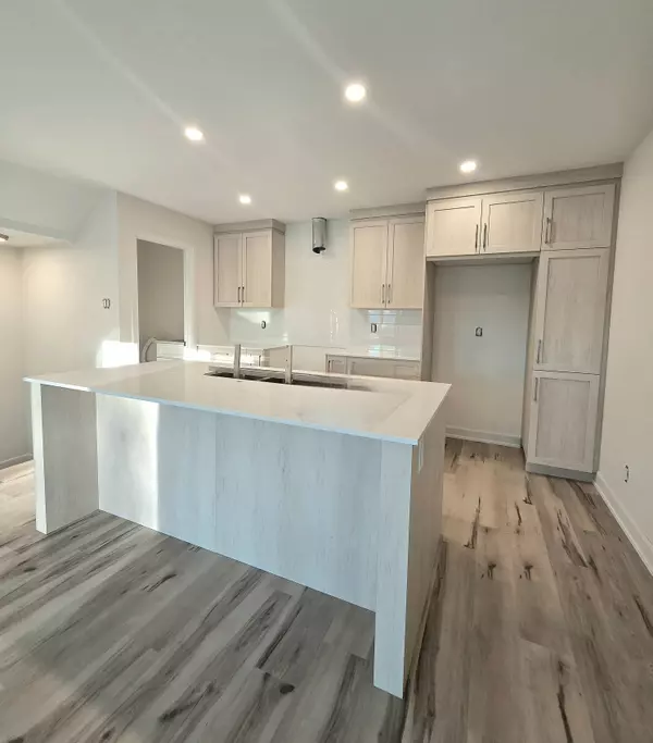 Russell, ON K0A 1W0,321 Voyageur PL