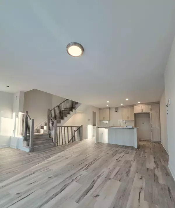 Russell, ON K0A 1W0,325 Voyageur PL