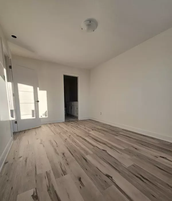 Russell, ON K0A 1W0,325 Voyageur PL